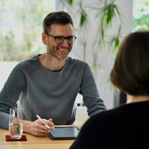 Der systemische Business Coach Jan Pichert in einer Coaching-Session mit einer Klientin.